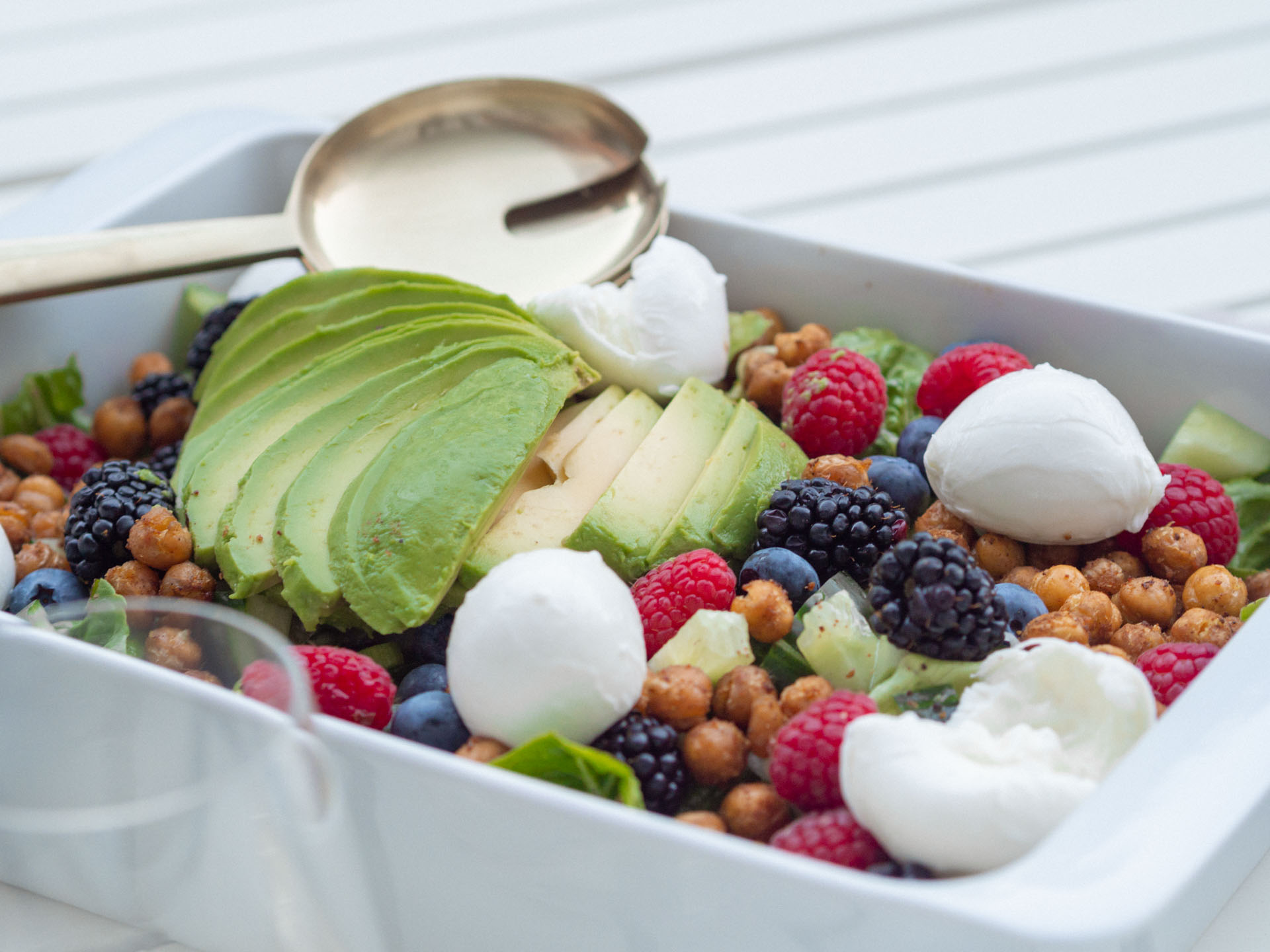 Bunter Salat mit Beeren und knusprigen Kichererbsen - Lykke Life