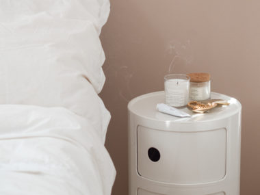 Schlafzimmer skandinavisch gestalten: Tipps und Inspiration, skandinavischer Einrichtungsstil im Schlafzimmer, Scandinavian bedroom Einspo, Schlafzimmer im skandinavischen Stil – meine Tipps, cleanen Style aus Skandinavien in Dein Schlafzimmer, Scandi-Schlafzimmer, Einrichtungstipps im skandinavischen Stil,minimalistisches Schlafzimmer in weiß und beige, interior inspo, alykkelife.com