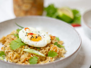 Kimchi fried rice mit Spiegelei - schnelles Abendessen, Kimchi Rezepte, Kimchi selber machen, gebratener Reis mit Kimchi, schnelle gesunde Energiebombe, Immunsystem stärken mit Probiotika, Essen Darmgesundheit, Rezepte mit probiotischen Lebensmitteln, Gebratener Kimchi ist so schnell und einfach zubereitet, vorausgesetzt man hat Kimchi zuhause, Kimchi Reis - leckeres, einfaches Gericht, schnelle, einfache Rezepte, Reis Rezept gesund, www.alykkelife.com