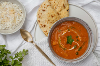 Die indische Küche steckt voller Aromen und unbekannter Gewürze. Ein besonders beliebtes Gericht ist das Butter Chicken. Ein einfaches Rezept des murgh makhani lässt sich aber auch relativ unkompliziert Zuhause zubereiten. Das indische Butter Chicken Rezept auf deutsch und weitere einfache Rezepte findest du auf alykkelife.com