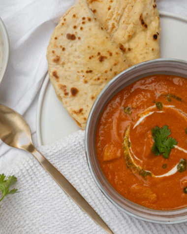 Die indische Küche steckt voller Aromen und unbekannter Gewürze. Ein besonders beliebtes Gericht ist das Butter Chicken. Ein einfaches Rezept des murgh makhani lässt sich aber auch relativ unkompliziert Zuhause zubereiten. Das indische Butter Chicken Rezept auf deutsch und weitere einfache Rezepte findest du auf alykkelife.com