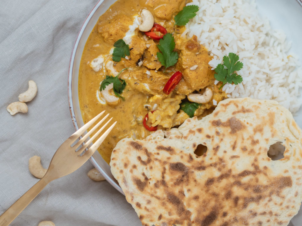 Bei Chicken Korma handelt es sich um Hühnchen mit einer Sauce aus Joghurt und Nussmus.So einfach ist das köstliche, indische Hühnergericht mit cremiger Sauce selbst zubereiten.Das indische Chicken Korma Rezept auf deutsch und weitere einfache Rezepte findest du auf alykkelife.com