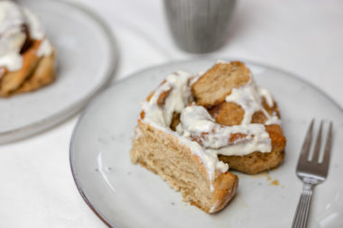 Die herbstlichen Zimtschnecken mit Kürbis heben an tristen Herbsttagen garantiert die Laune – einfach gemacht und auf Vorrat im Tiefkühler. Der Hefeteig wird für die herbstliche Süßspeise mit Kürbispüree und Pumpkin Spice Gewürz verfeinert. Zimtschnecken Rezept mit Hefeteig - Pumpkin Spice Cinnamon Rolls. Mehr einfache Rezepte findest du auf alykkelife.com