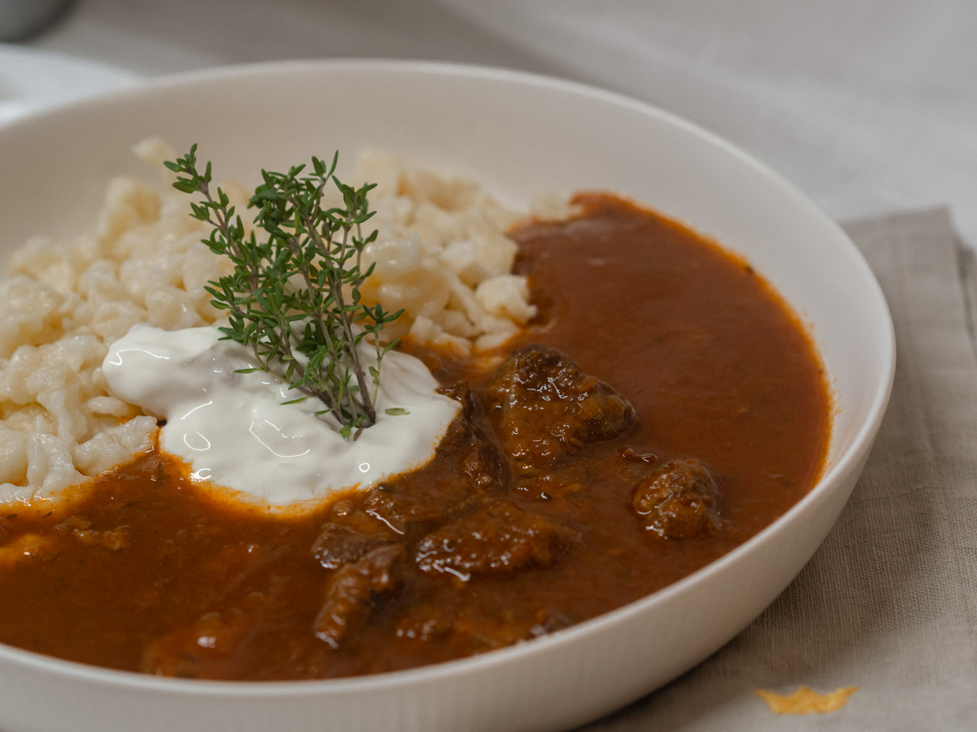 Klassisches Rindsgulasch mit Eierspätzle - Lykke Life