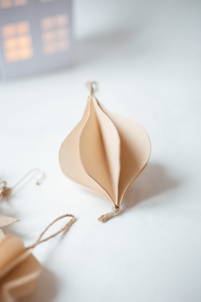 Weihnachtsdeko aus Papier - Baumanhänger selber machen 1