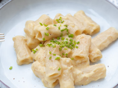 Kürbis Pasta “Mac and Cheese Style”, Rezept mit Kürbis, Rezept mit Kürbispüree, saisonale Rezepte mit Kürbis, goldener Herbst Rezept, einfache und schnelle Rezepte, Herbstrezept mit Kürbis, Kürbis vegetarisch Rezepte, Kürbis Mac and Cheese, Rezept für Käsenudeln mit Kürbis, cremige Kürbispasta, einfaches und schnelles Pastagericht, gesunde Alternative zum amerikanischen Küchen-Klassiker Mac and Cheese, alykkelife.com