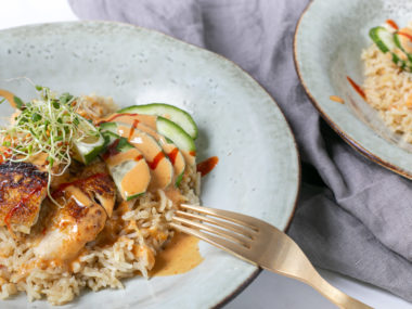 One Pot Chicken mit Erdnusssauce und Reis, One Pot Chicken mit Gurke, Kräutern und Sprossen, one Pott Gerichte Reis, schnell und einfach gemacht in einem Topf, Gericht aus einem Topf, Reisgericht mit Huhn und Erdnusssauce, alykkelife.com