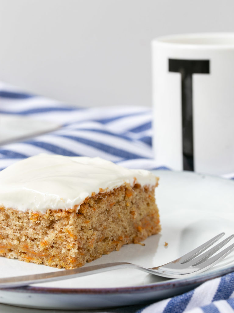 Saftiger Karottenkuchen mit Frosting 2