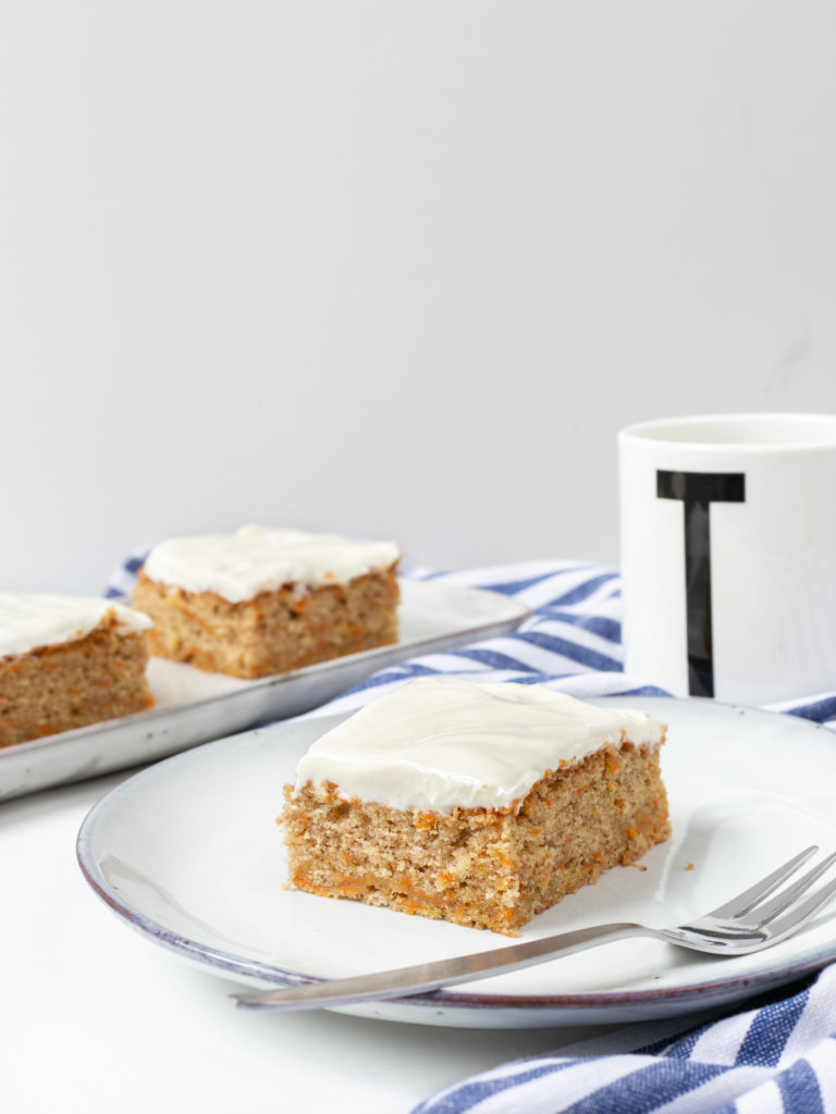 Saftiger Karottenkuchen mit Frosting 4