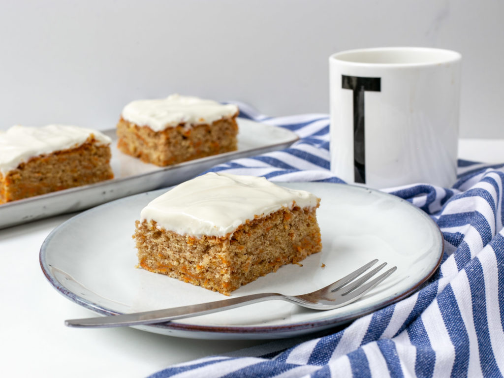 Saftiger Karottenkuchen mit Frosting 5