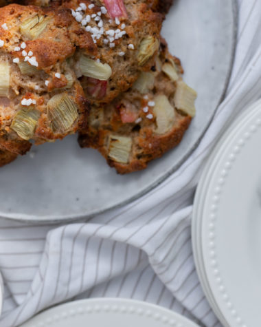 Rhabarber Topfen Küchlein, Mehlspeise ohne Ei, Rezept mit Rhabarber, Rhabarbarber Rezepte Kuchen schnell, Alternative zu Rhabarberkuchenn mit Streusel, schnelles Rezept mit Rhabarber - perfekt für Gartenparty, schnelles Frühlingsrezept, Rhabarber Kuchen mal anders, Die Rhabarber Topfen Küchlein sind in wenigen Minuten und ohne großen Aufwand zubereitet, alykkelife.com