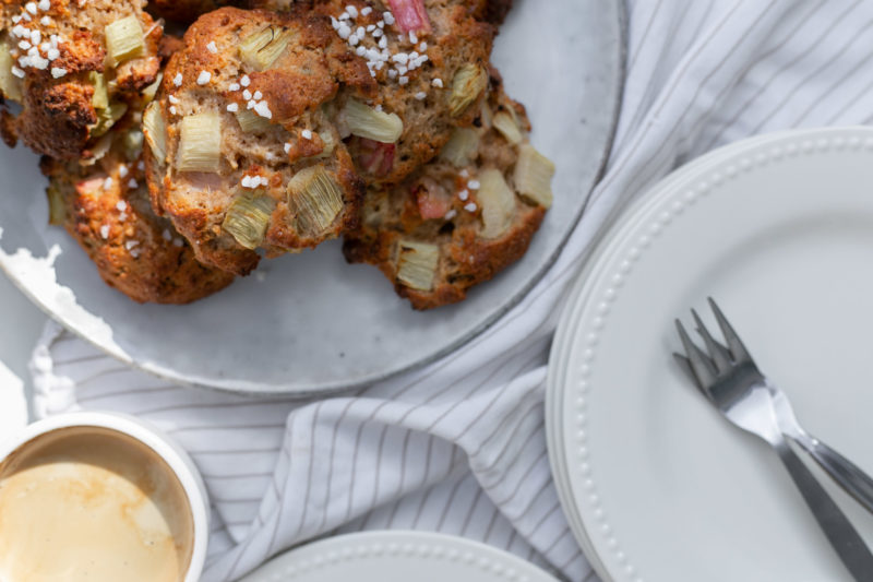 Rhabarber Topfen Küchlein, Mehlspeise ohne Ei, Rezept mit Rhabarber, Rhabarbarber Rezepte Kuchen schnell, Alternative zu Rhabarberkuchenn mit Streusel, schnelles Rezept mit Rhabarber - perfekt für Gartenparty, schnelles Frühlingsrezept, Rhabarber Kuchen mal anders, Die Rhabarber Topfen Küchlein sind in wenigen Minuten und ohne großen Aufwand zubereitet, alykkelife.com