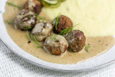 Zweierlei Kötbullar – schwedische Fleischbällchen klassisch und vegetarisch, Schwedische Fleischbällchen mit Rahmsauce, einfaches Rezept für das schwedische Nationalgericht, Hackbällchen ohne Fleisch" mit Rahm-Soße, Saftige Hackbällchen mit cremiger Sauce, Kötbullar i gräddsås, Köttbullar selber machen, schwedische fleischbällchen rezept, einfaches Rezept und besser als bei IKEA, vegetarische Kötbullar mit Linsen, www.alykkelife.com