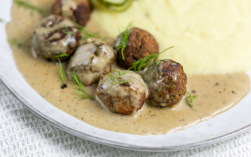 Zweierlei Kötbullar – schwedische Fleischbällchen klassisch und vegetarisch, Schwedische Fleischbällchen mit Rahmsauce, einfaches Rezept für das schwedische Nationalgericht, Hackbällchen ohne Fleisch" mit Rahm-Soße, Saftige Hackbällchen mit cremiger Sauce, Kötbullar i gräddsås, Köttbullar selber machen, schwedische fleischbällchen rezept, einfaches Rezept und besser als bei IKEA, vegetarische Kötbullar mit Linsen, www.alykkelife.com