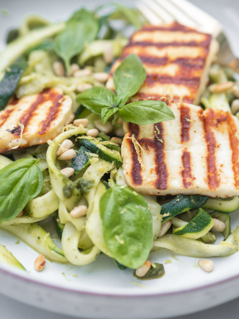 Pesto-Zoodles mit Halloumi 48