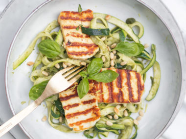 Pesto-Zoodles mit Halloumi, sommerliche Hauptspeise mit Zucchininudeln und Grillkäse, Zoodles mit Pesto und Grillkäse, Zoodles Rezepte vegetarisch, Low-Carb-Nudeln mit grünem Pesto, Spiralnudeln aus Zucchini mit Pesto, Zucchini-Nudeln mit Basilikum-Pesto, einfaches Sommergericht für Vegetarier, www.alykkelife.com