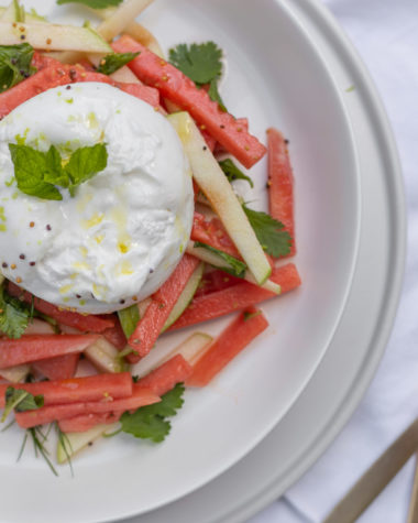 Burrata mit Wassermelone und Apfel, Rezept nach Ottolengi, Schnell gemacht und gerade bei warmem Wetter super erfrischend: Salat mit Granny Smith und Wassermelone, Sommer Rezept vegetarisch, Rezept mit Burrata, Burrata Rezepte Salat, Burrata Rezepte Vorspeise, Sommerlicher Salat mit Wassermelone und Kräutern, einfache Rezepte für Kochanfänger, www.alykkelife.com